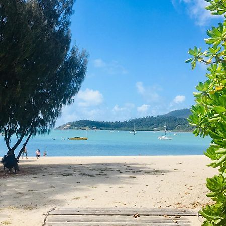 Ostello Backpackers By The Bay Airlie Beach Esterno foto