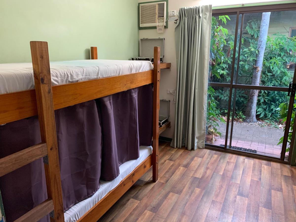 Ostello Backpackers By The Bay Airlie Beach Esterno foto