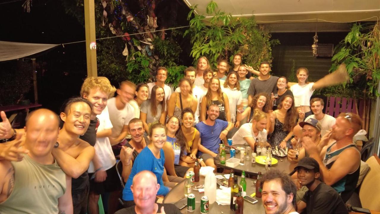 Ostello Backpackers By The Bay Airlie Beach Esterno foto