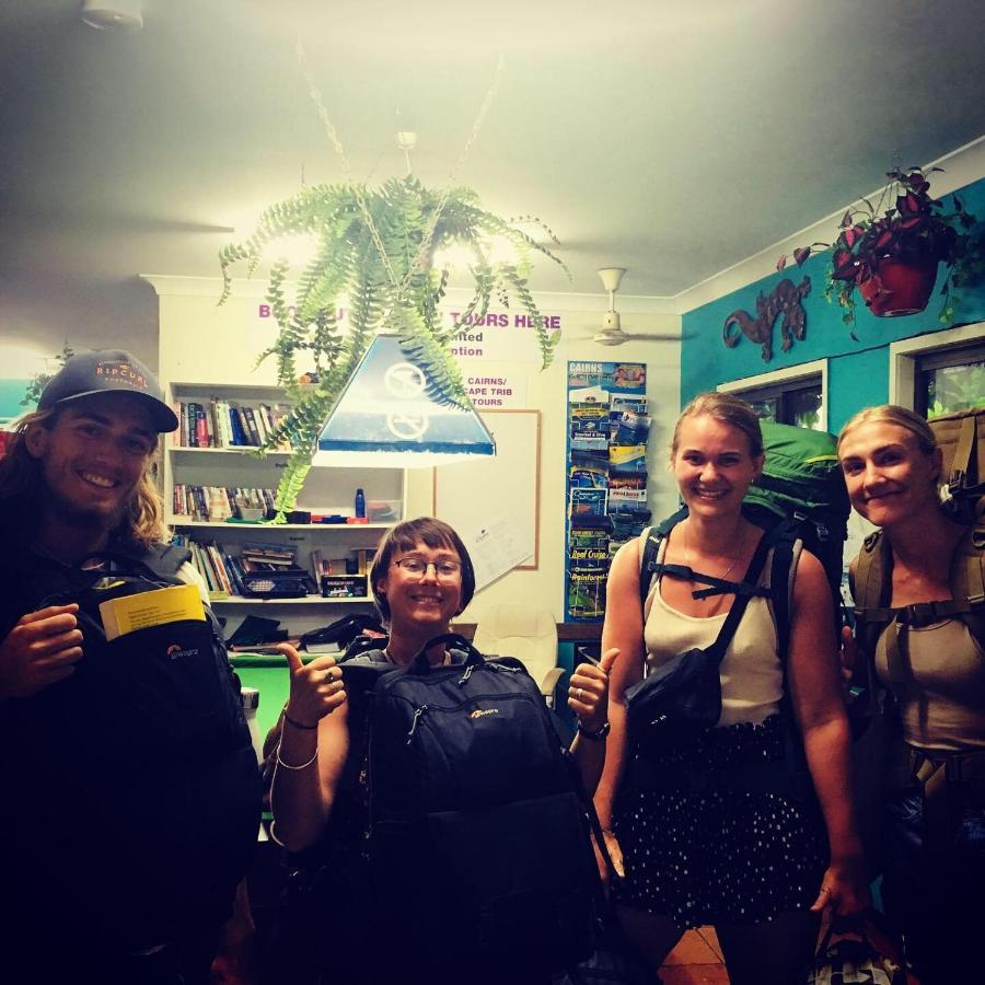 Ostello Backpackers By The Bay Airlie Beach Esterno foto