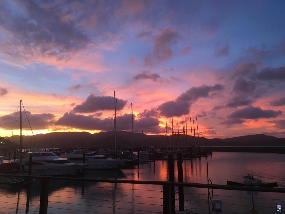 Ostello Backpackers By The Bay Airlie Beach Esterno foto