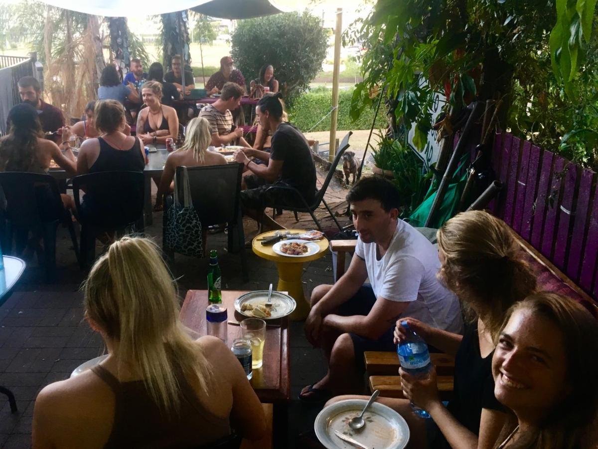 Ostello Backpackers By The Bay Airlie Beach Esterno foto
