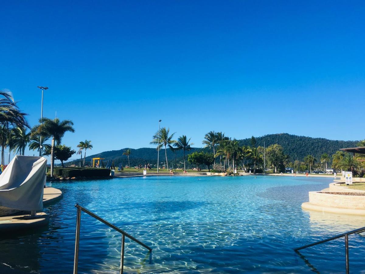 Ostello Backpackers By The Bay Airlie Beach Esterno foto