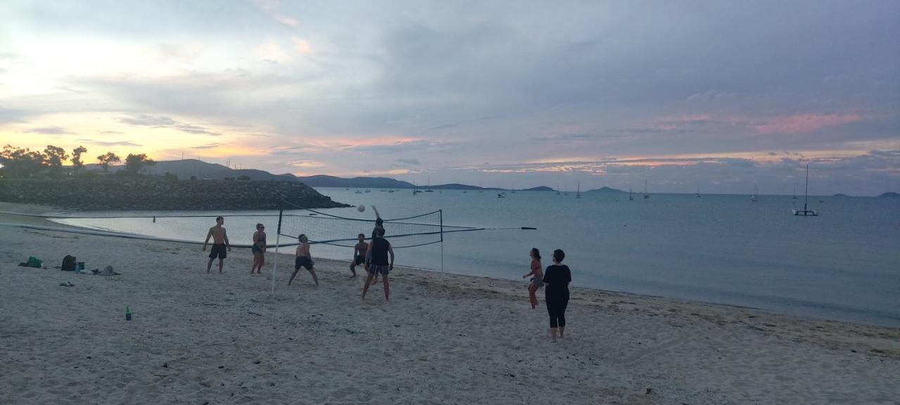 Ostello Backpackers By The Bay Airlie Beach Esterno foto