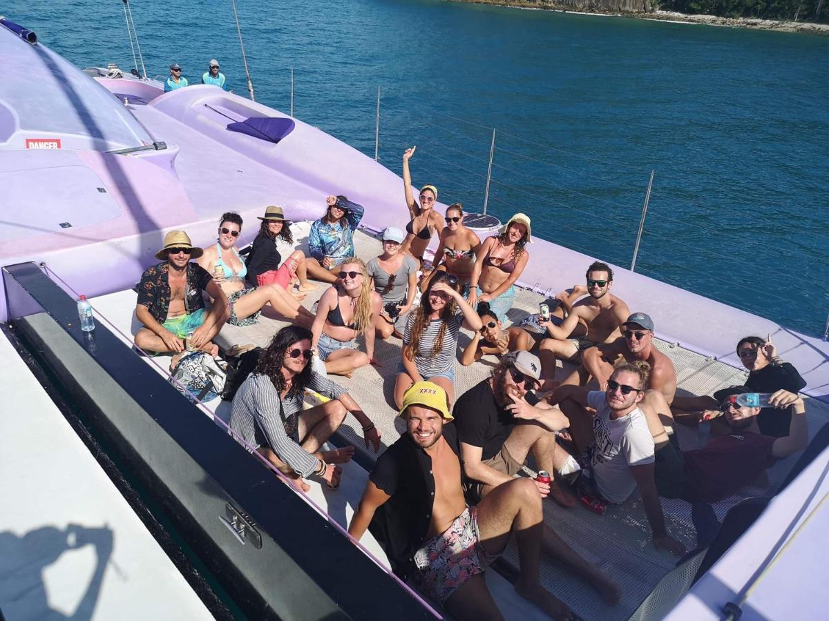 Ostello Backpackers By The Bay Airlie Beach Esterno foto