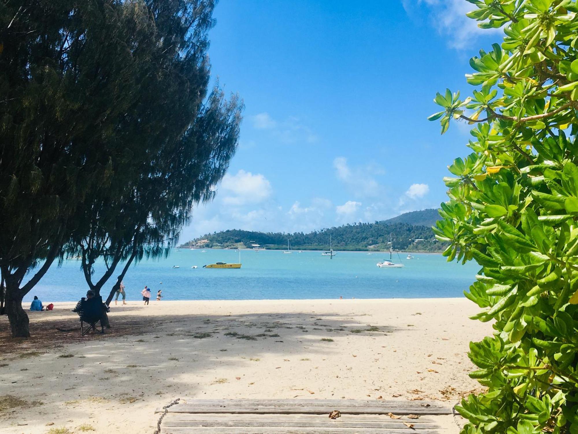 Ostello Backpackers By The Bay Airlie Beach Esterno foto