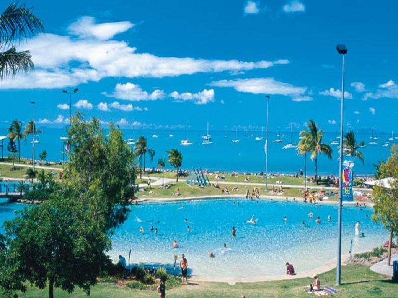 Ostello Backpackers By The Bay Airlie Beach Esterno foto