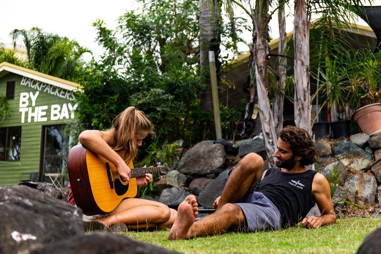 Ostello Backpackers By The Bay Airlie Beach Esterno foto