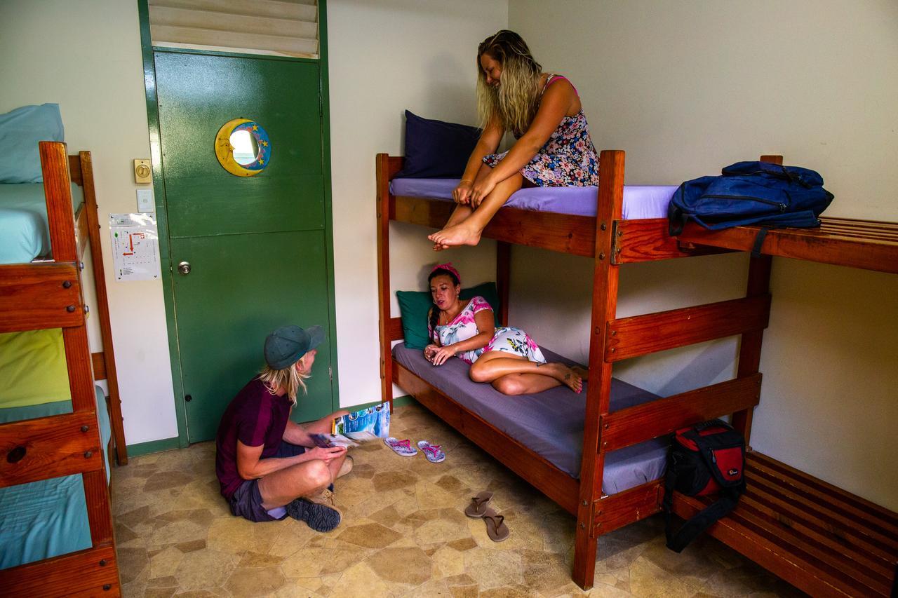 Ostello Backpackers By The Bay Airlie Beach Esterno foto
